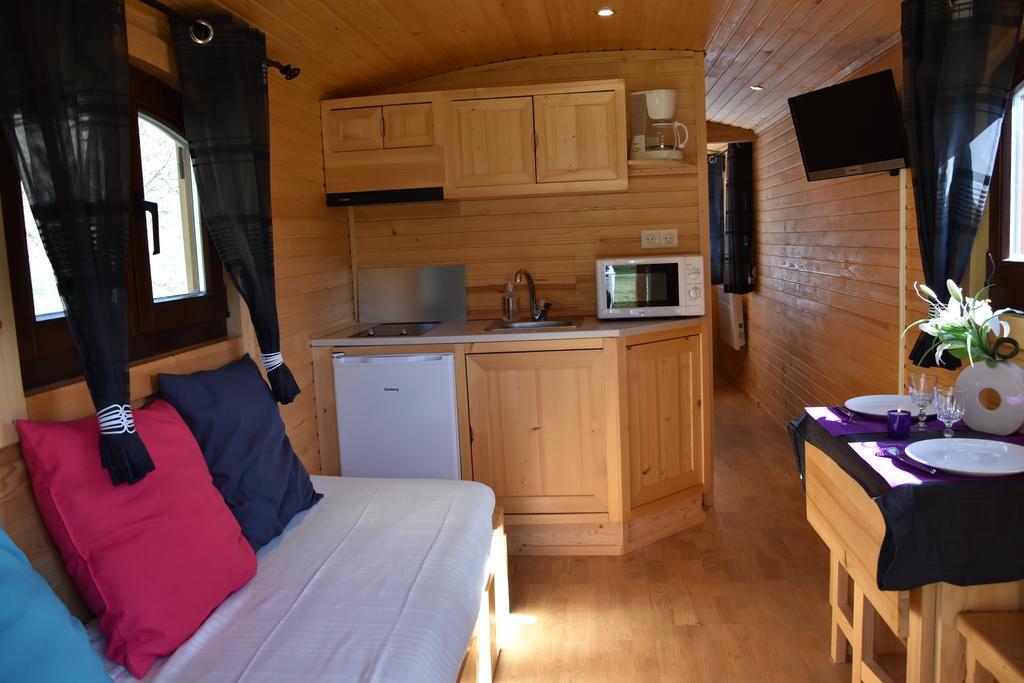 La Roulotte Des Bords De L'ance Camping *